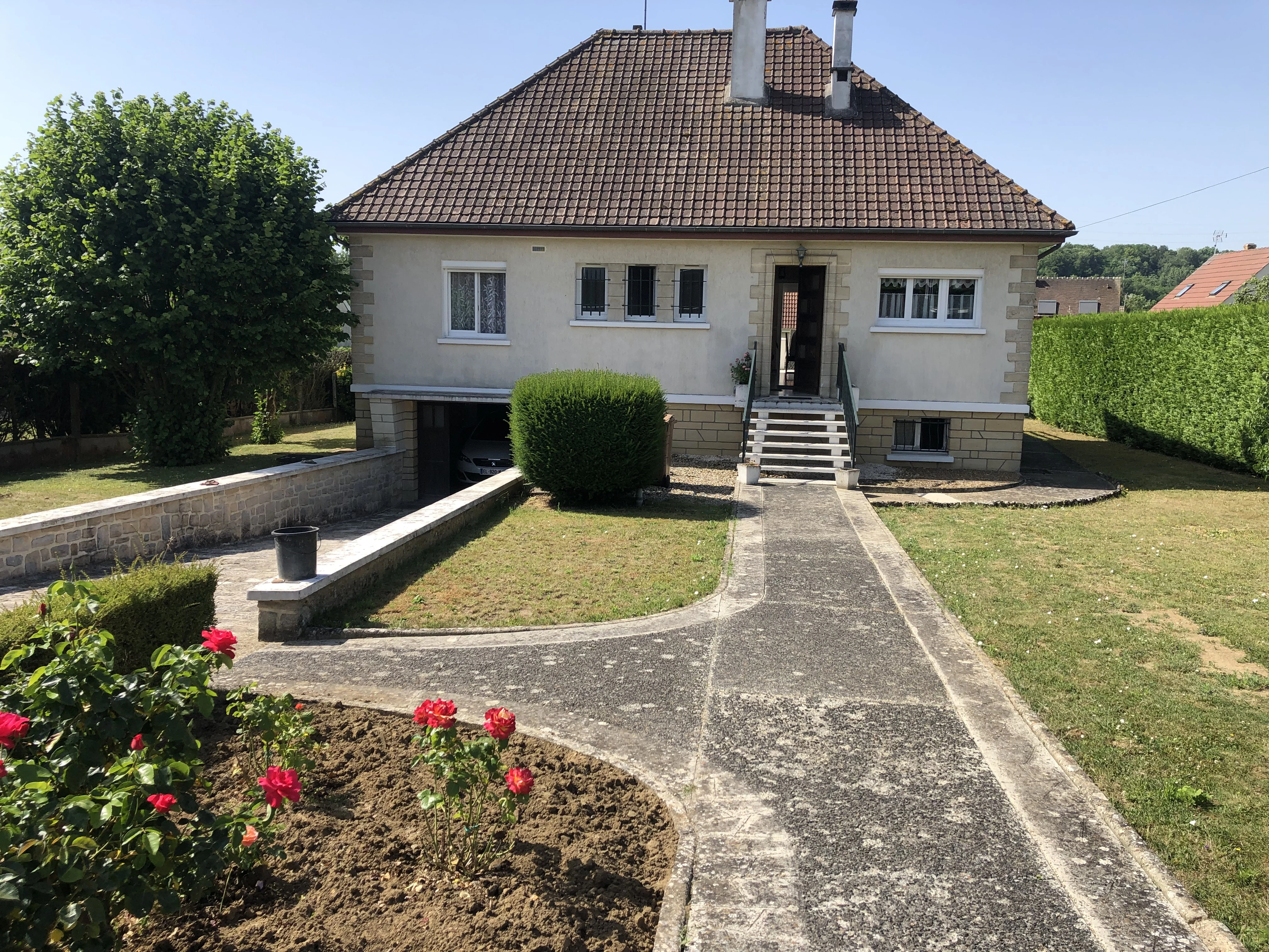 maison avant travaux de toiture et charpente